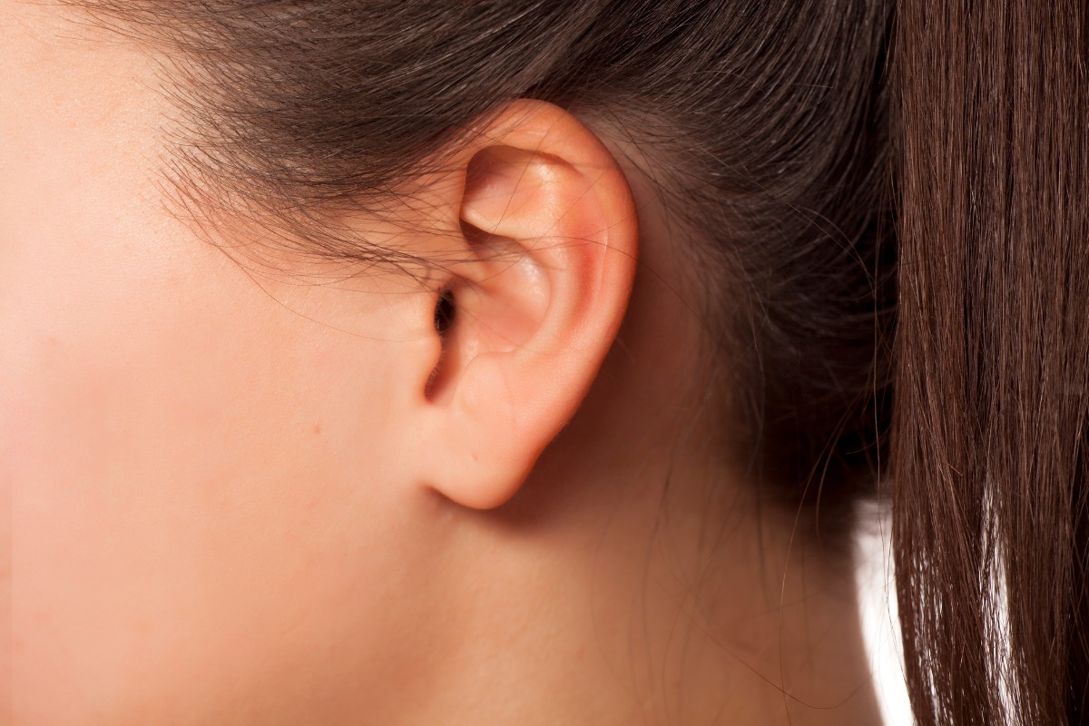 Procedimento de correção de orelha rasgada, simples e eficaz, realizado por especialista em dermatologia cirúrgica.