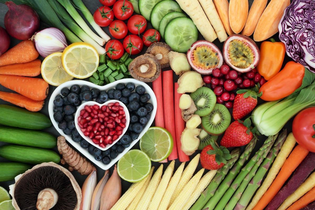 Prato saudável com vegetais e grãos, ilustrando como a alimentação pode ajudar no combate à depressão.