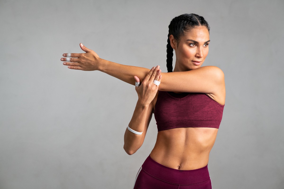 Mulher se exercitando, representando opções de refeições para comer antes de treinar.