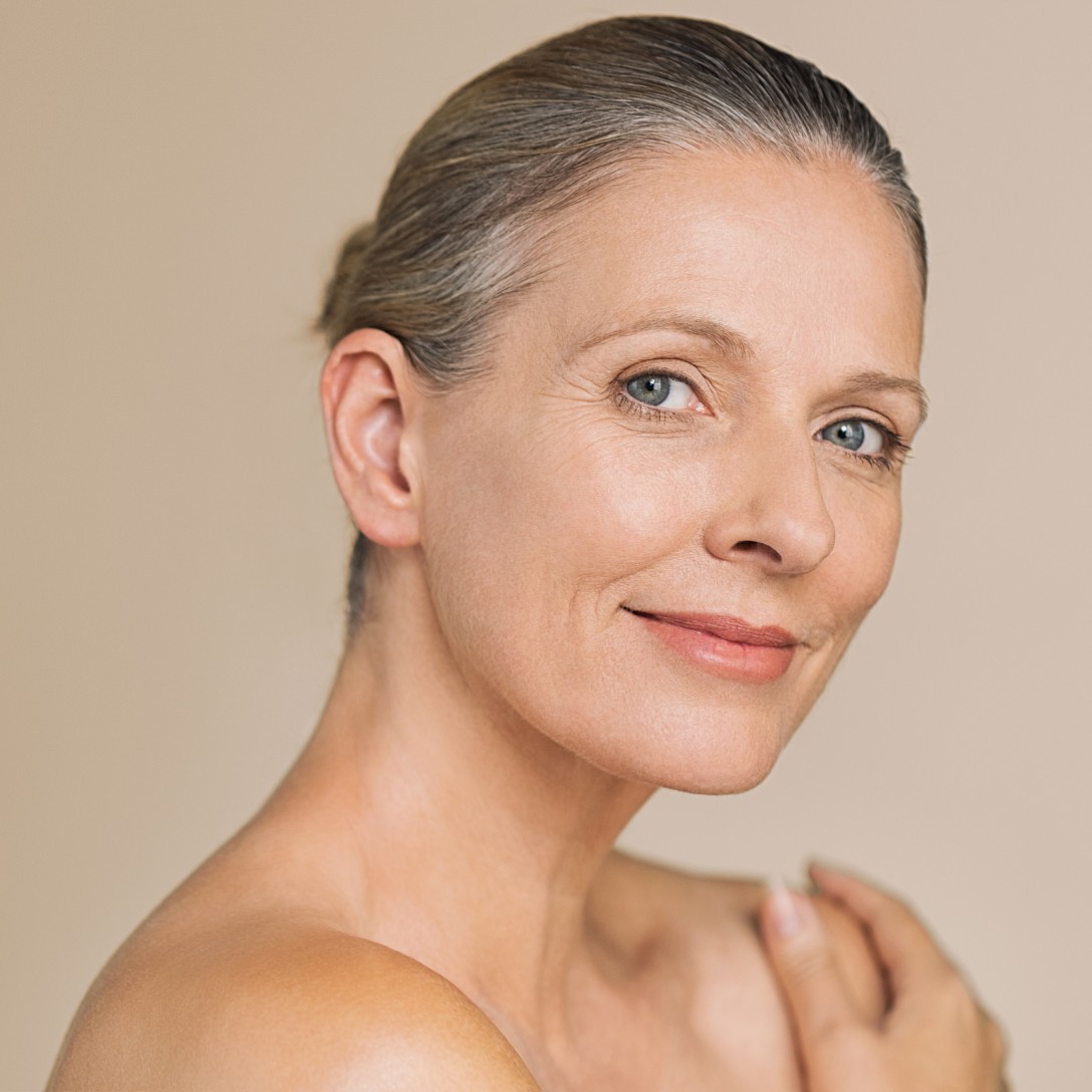 Mulher madura sorrindo com a pele saudável, representando o cuidado dermatológico da Clínica Pelle Digitale. Entre em contato conosco e agende uma consulta.