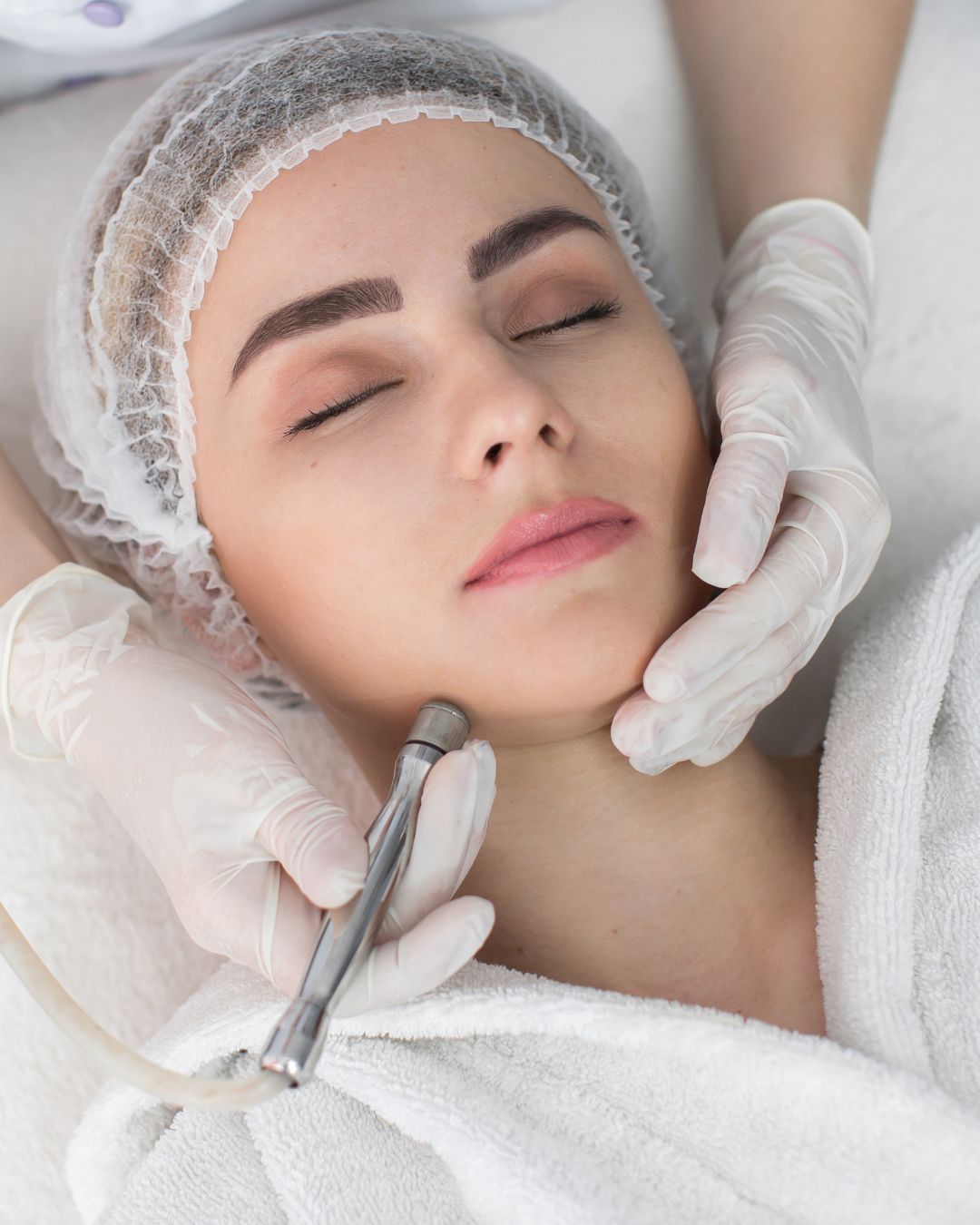 Cuidados dermatológicos da Mulher cuidando da pele com dermatologia estética e cosmiatria na Clínica Pelle Digitale