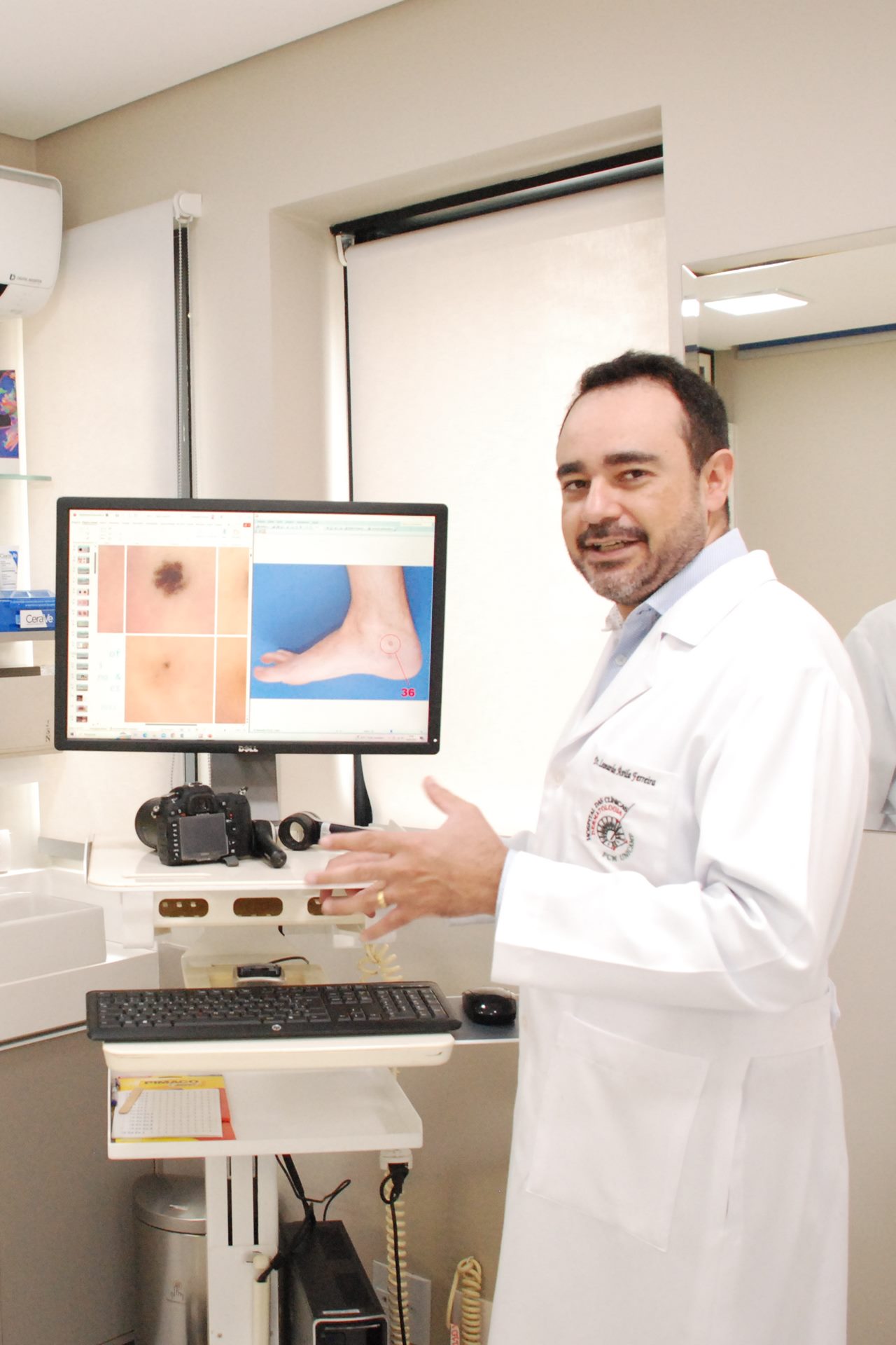 Dr Leonardo Ávila dermatologista em monitor de avaliação de lesões na pele - Clínica Pelle Digitale São Paulo