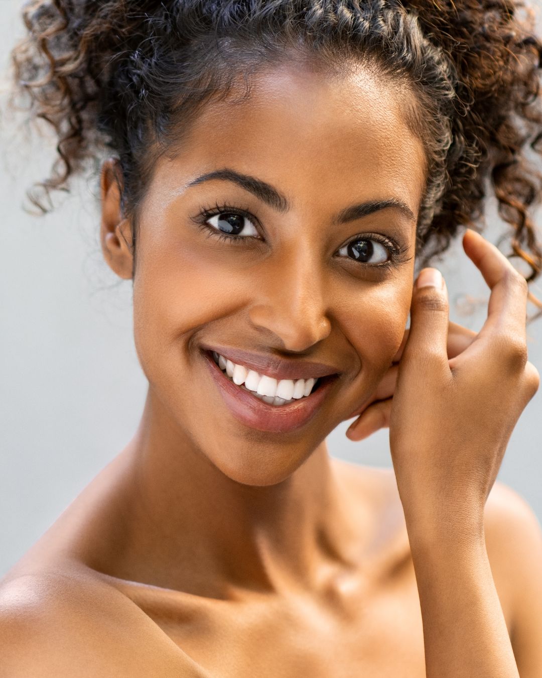 Mulher sorrindo em tratamento de dermatologia clínica
