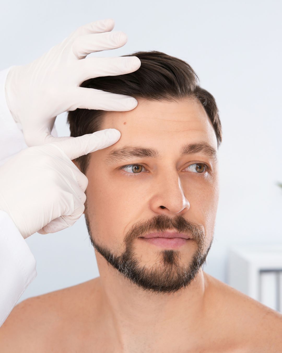 Homem consultando dermatologista oncologista na Clínica Pelle Digitale
