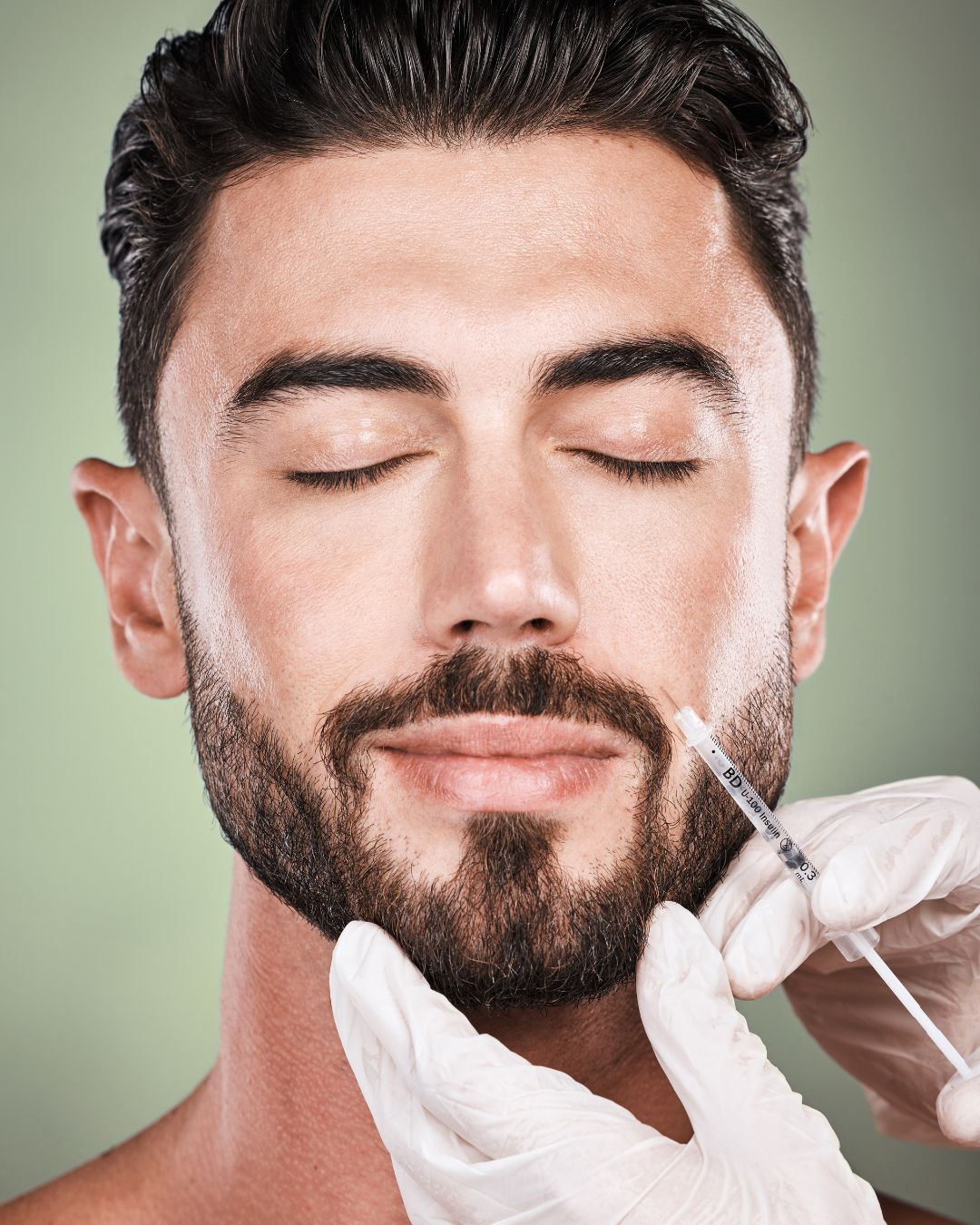 Homem em tratamento estético masculino com preenchimento facial