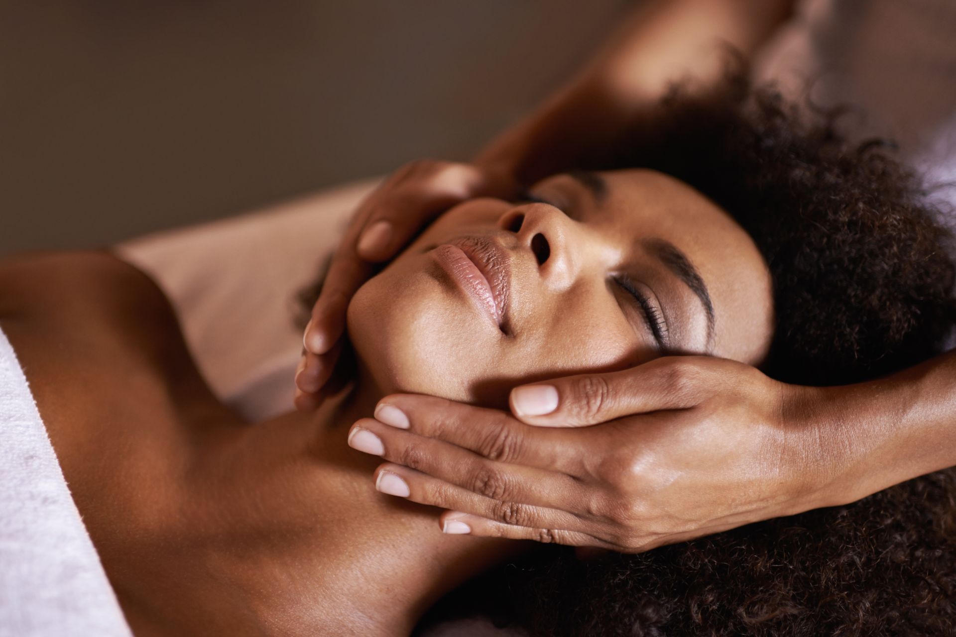 Mulher jovem tratamento estético harmonização facial