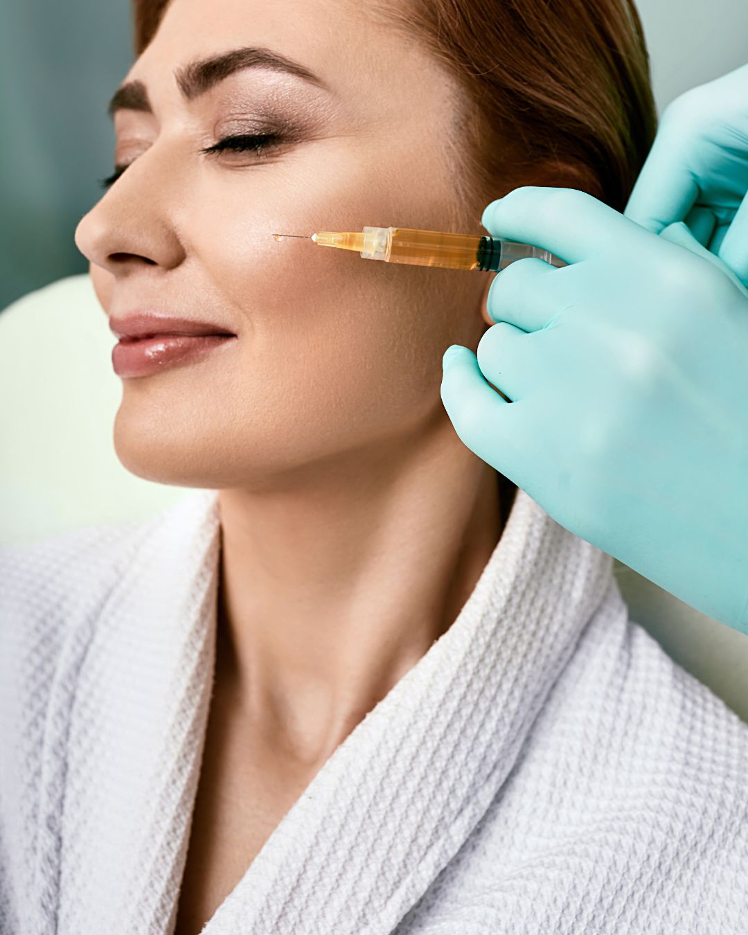 Mulher passando por harmonização facial procedimento estético