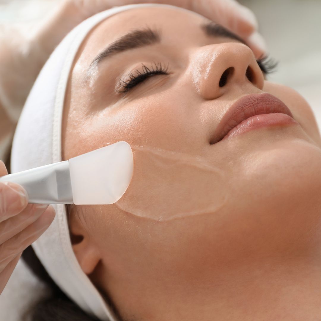 Paciente mulher em procedimento com peeling para rejuvenescimento da pele