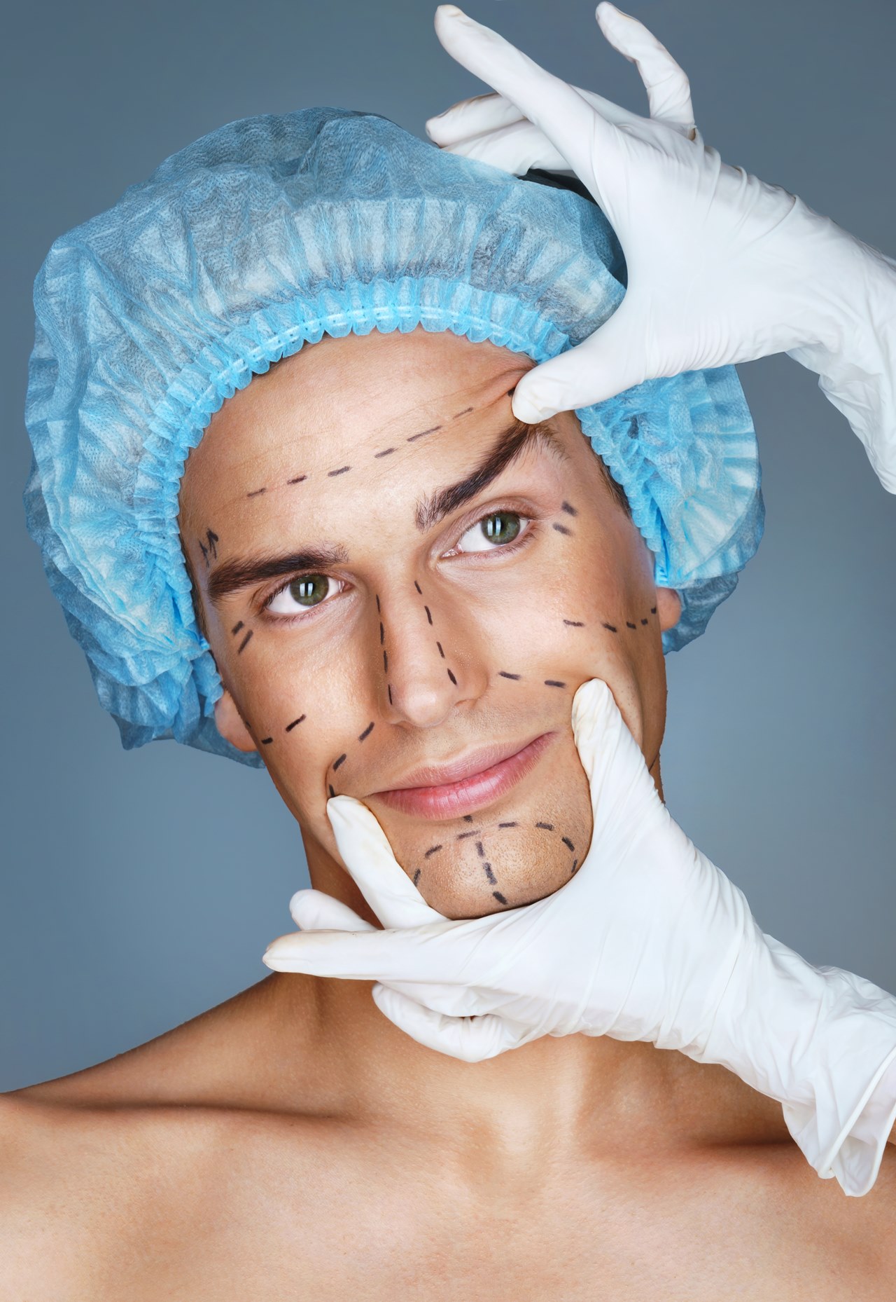 Homem com marcações no rosto para cirurgia plástica facial em clínica especializada