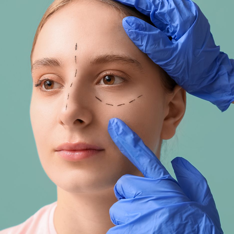 Mulher em cirurgia plástica de blefaroplastia