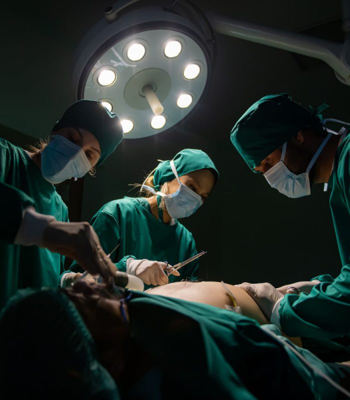 Médicos em procedimentos minimamente invasivos em sala de cirurgia