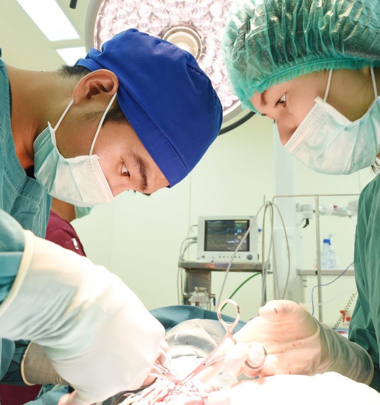 Médicos em remoção de tumores cutâneos benignos e malignos em sala de cirurgia